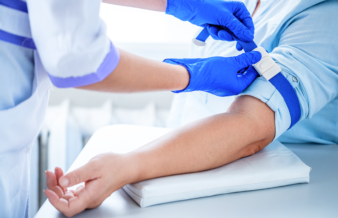 血液検査を受ける人のイメージ画像